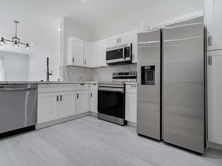2098 Madeira Dr — Photo 8