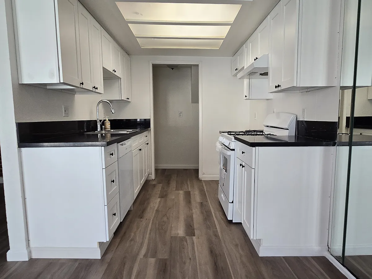 Building Photo - 9047 Langdon Ave #15