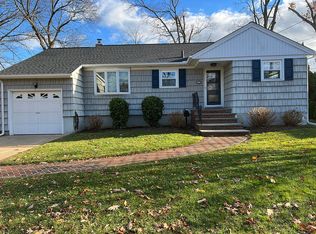 14 Phillips Rd, Massapequa Park, NY 11762