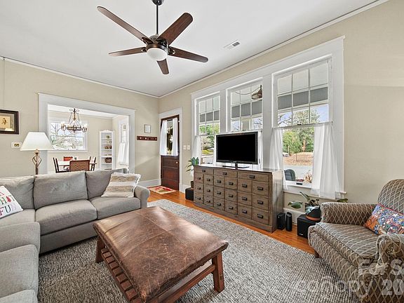 3rd image of 202 S Oak St