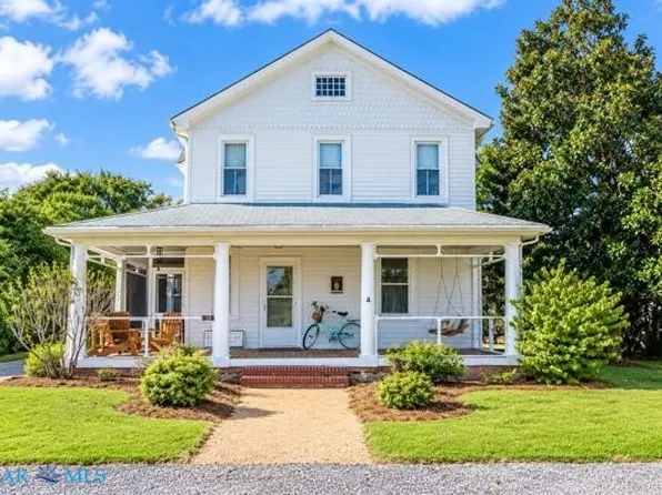 38 Grace St, Mobjack, VA 23056