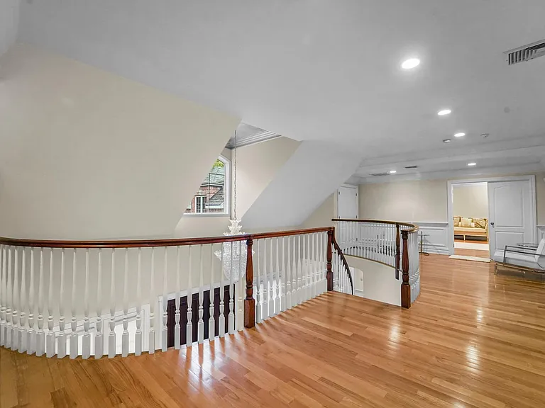 1 Euclid Rd — Photo 24