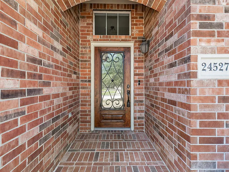 24527 Spring Harbor Dr — Photo 2