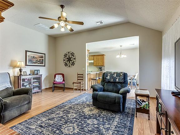 5th image of 8 N Greengate Dr