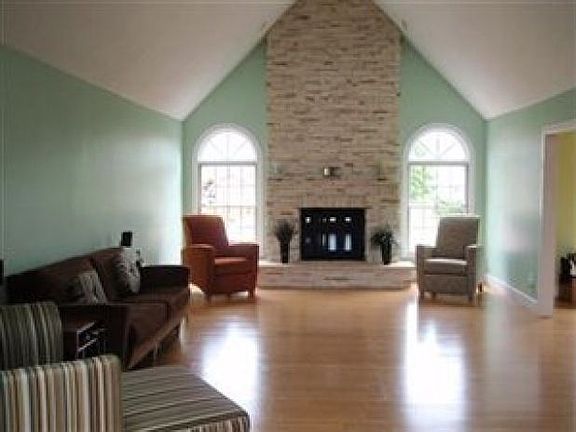 2nd image of 401 Oak Hollow Dr
