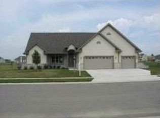 1235 Winterberry Rd, Oconomowoc, WI 53066