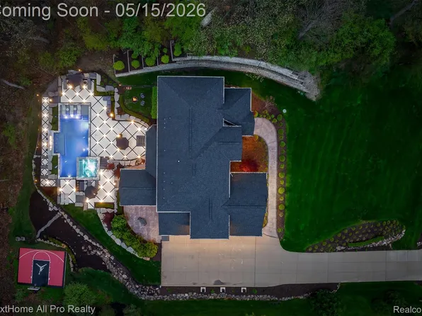 12385 Boulder Pass Dr, Milford, MI 48380