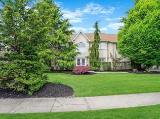 25 White Cliff Ln, Nesconset, NY 11767