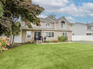 44 Gladstone Ave, West Islip, NY 11795