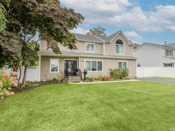 44 Gladstone Avenue, West Islip, NY 11795