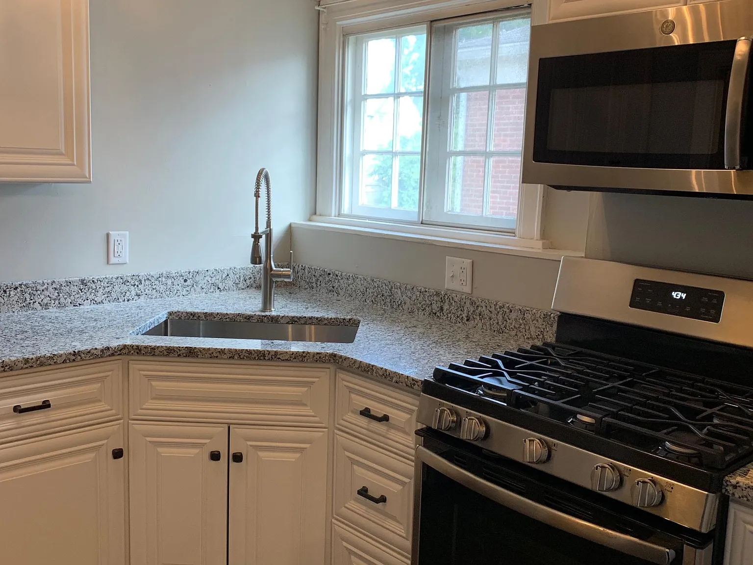 1 bed, 900 sqft, $1,475 — Photo 3