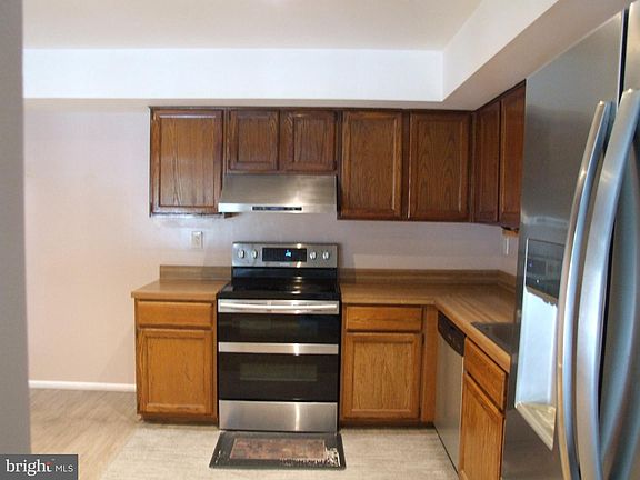 3rd image of 3236 Roxbury Rd