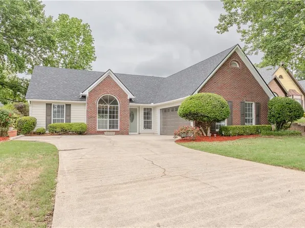 4565 English Oaks Ln, Lilburn, GA 30047