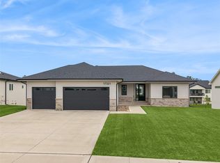 17321 N Valley Dr, Waukee, IA 50263