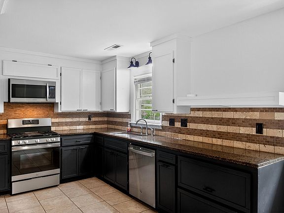 5th image of 221 Forest Cir