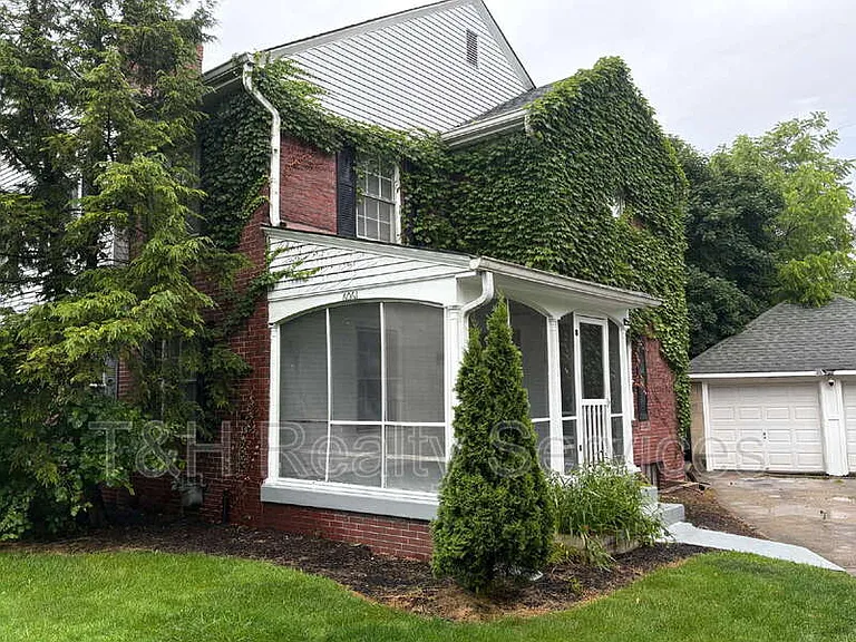 6061 N Park Ave — Photo 2