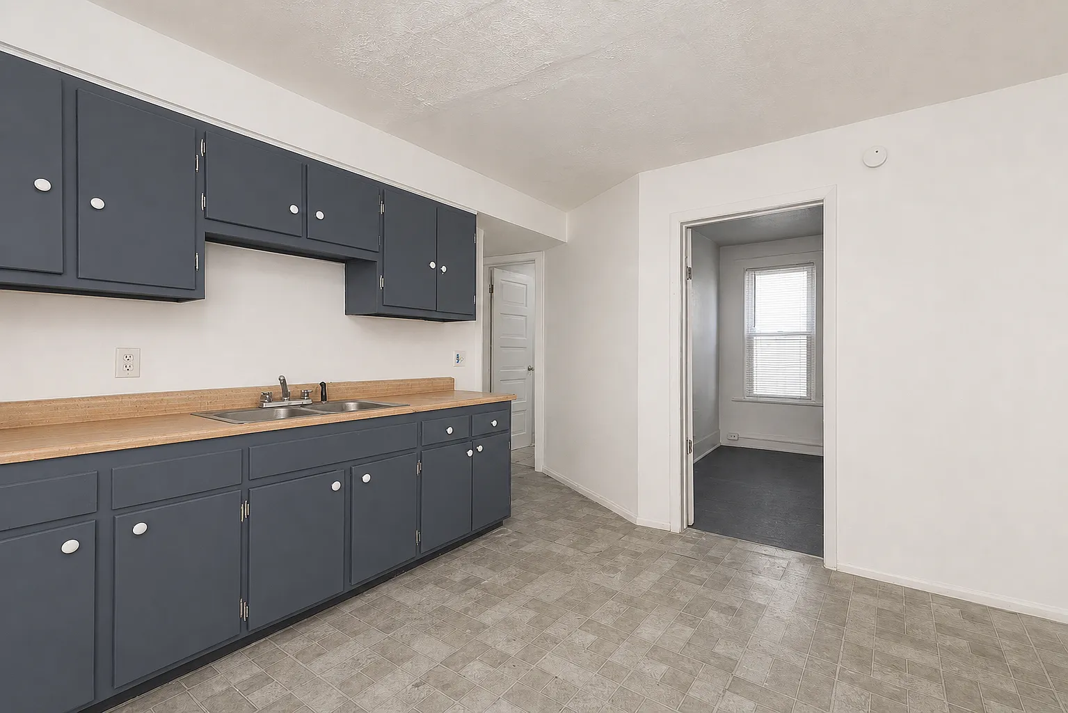 3 bed, 1200 sqft, $1,199 — Photo 2