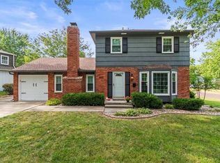 8902 W 97th Ter, Overland Park, KS 66212