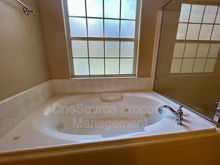 979 Watersview Dr — Photo 16