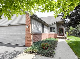 1025 Elmwood Dr, Brighton, MI