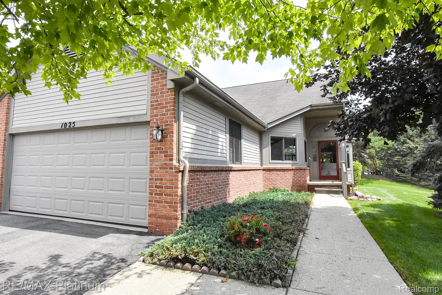 1025 Elmwood Dr photo 1