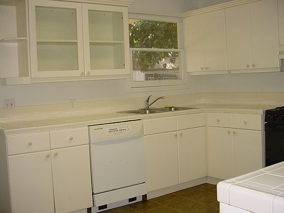 4th image of 950 S Farber Ave