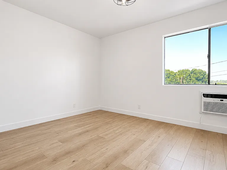 2345 Lincoln Park — Photo 33
