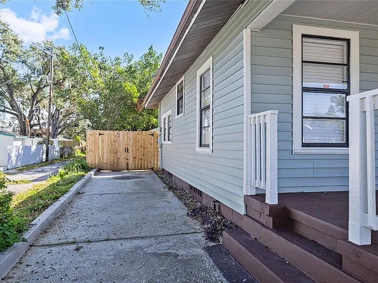 1103 N Willow Ave — Photo 3