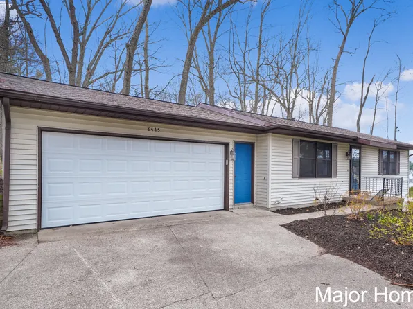 8445 Oakview Ave NE, Rockford, MI 49341