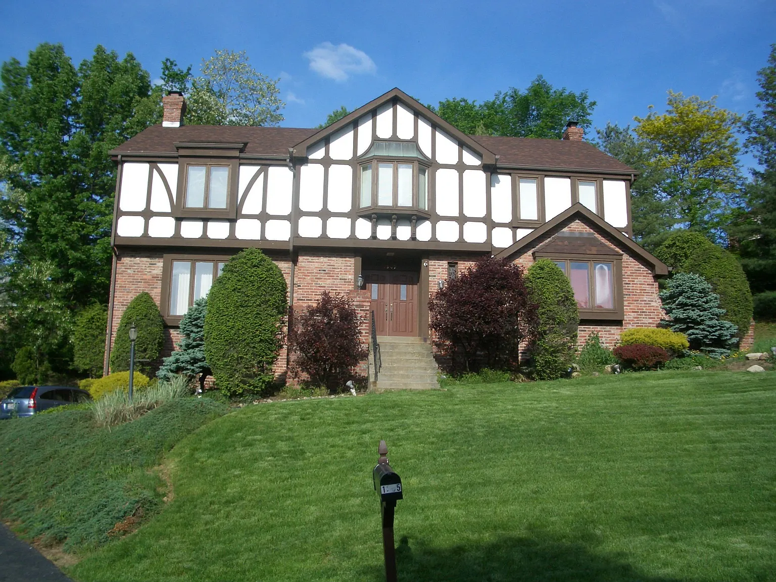 1305 Woodlawn Ct photo 1