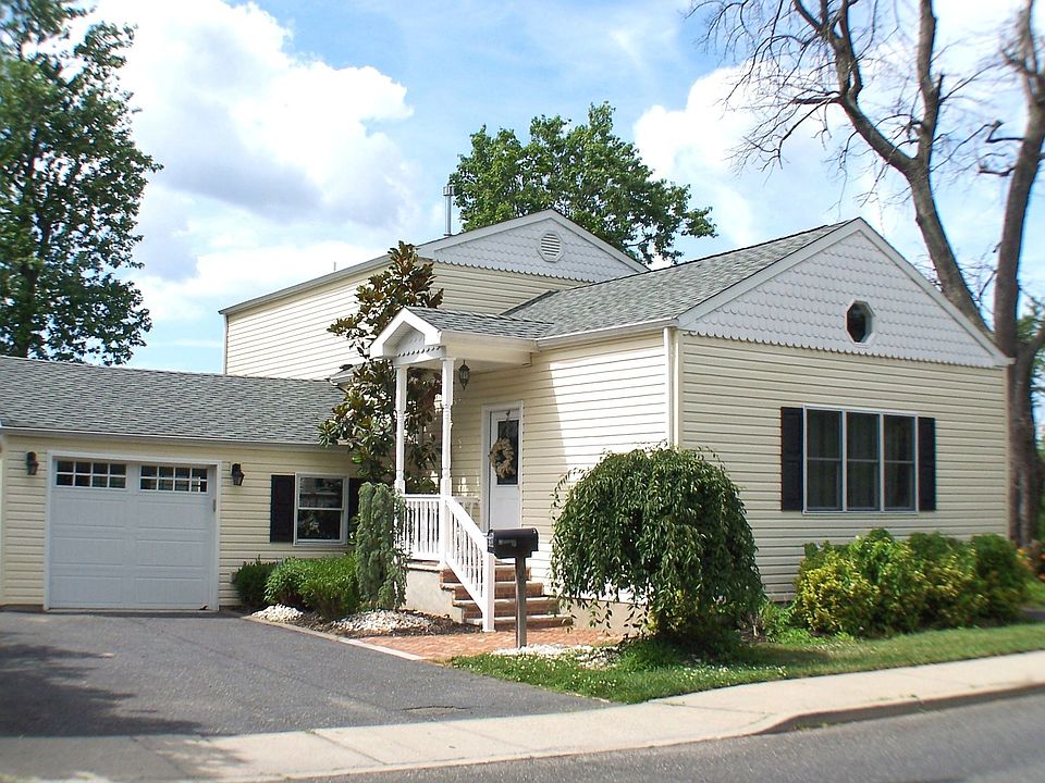 Charming riverfront Colonial