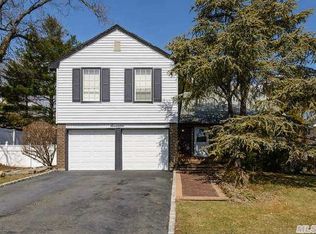 17 Branding Iron Ln, Glen Cove, NY 11542