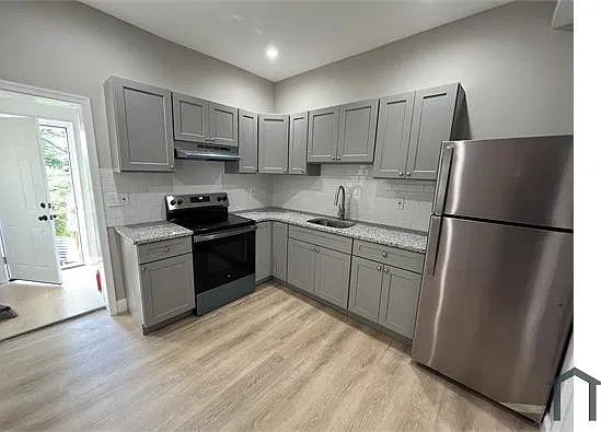3 bed, 1000 sqft, $1,700 — Photo 1
