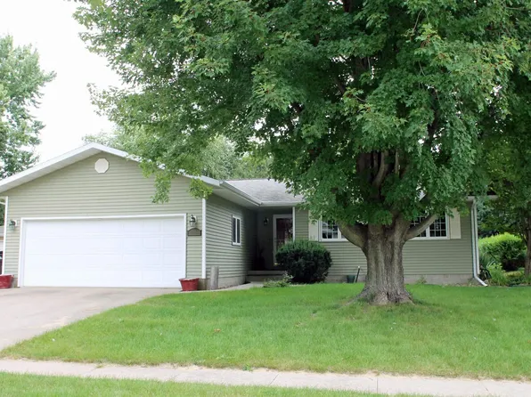 1104 Warwick Dr, Cedar Falls, IA 50613