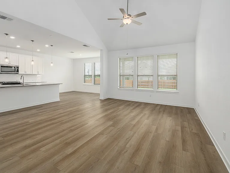 109 Ventura Dr — Photo 3