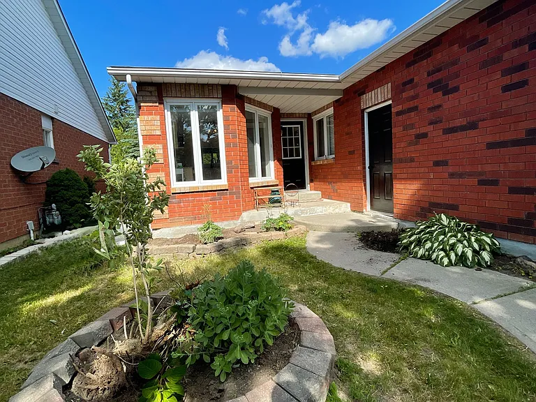 1398 Lillico Cres — Photo 1