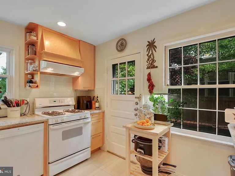 9504 Milstead Dr — Photo 17