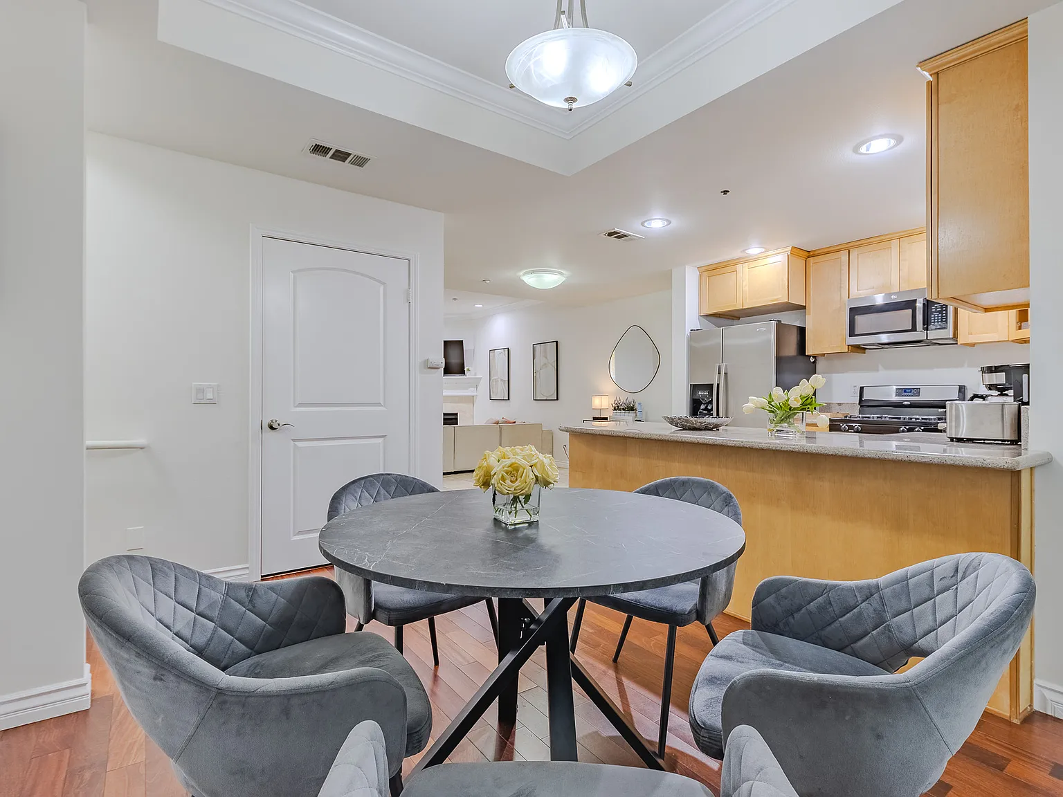 3 bed, 1590 sqft, $9,700 — Photo 3