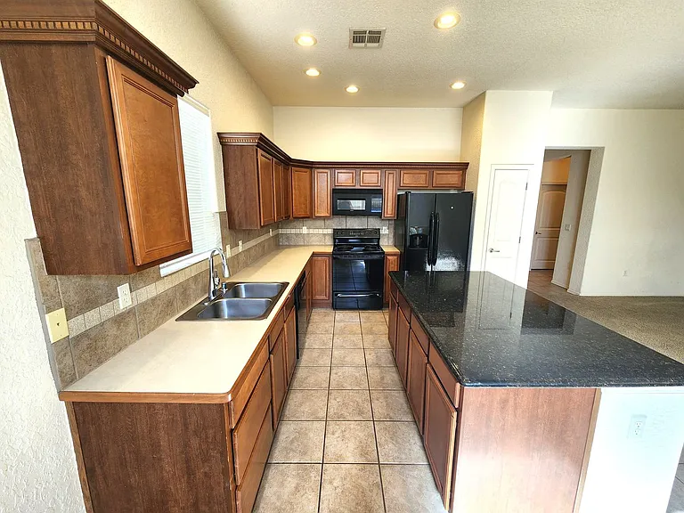 2409 Cortina Mnr — Photo 22