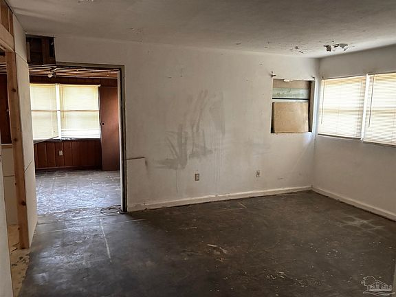 4th image of 207 Hart Dr