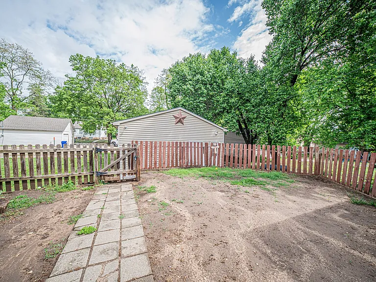 224 W Chestnut St — Photo 45
