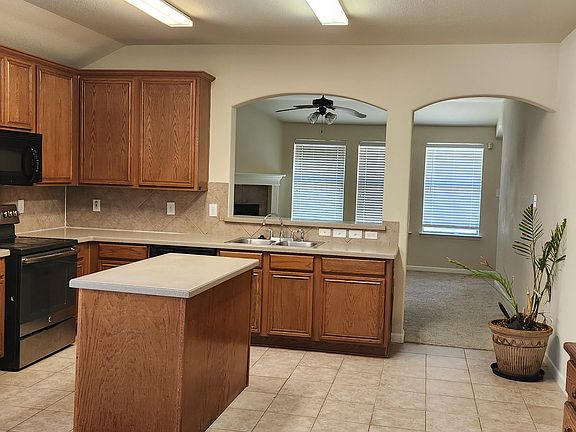 4th image of 2828 Gardendale Dr