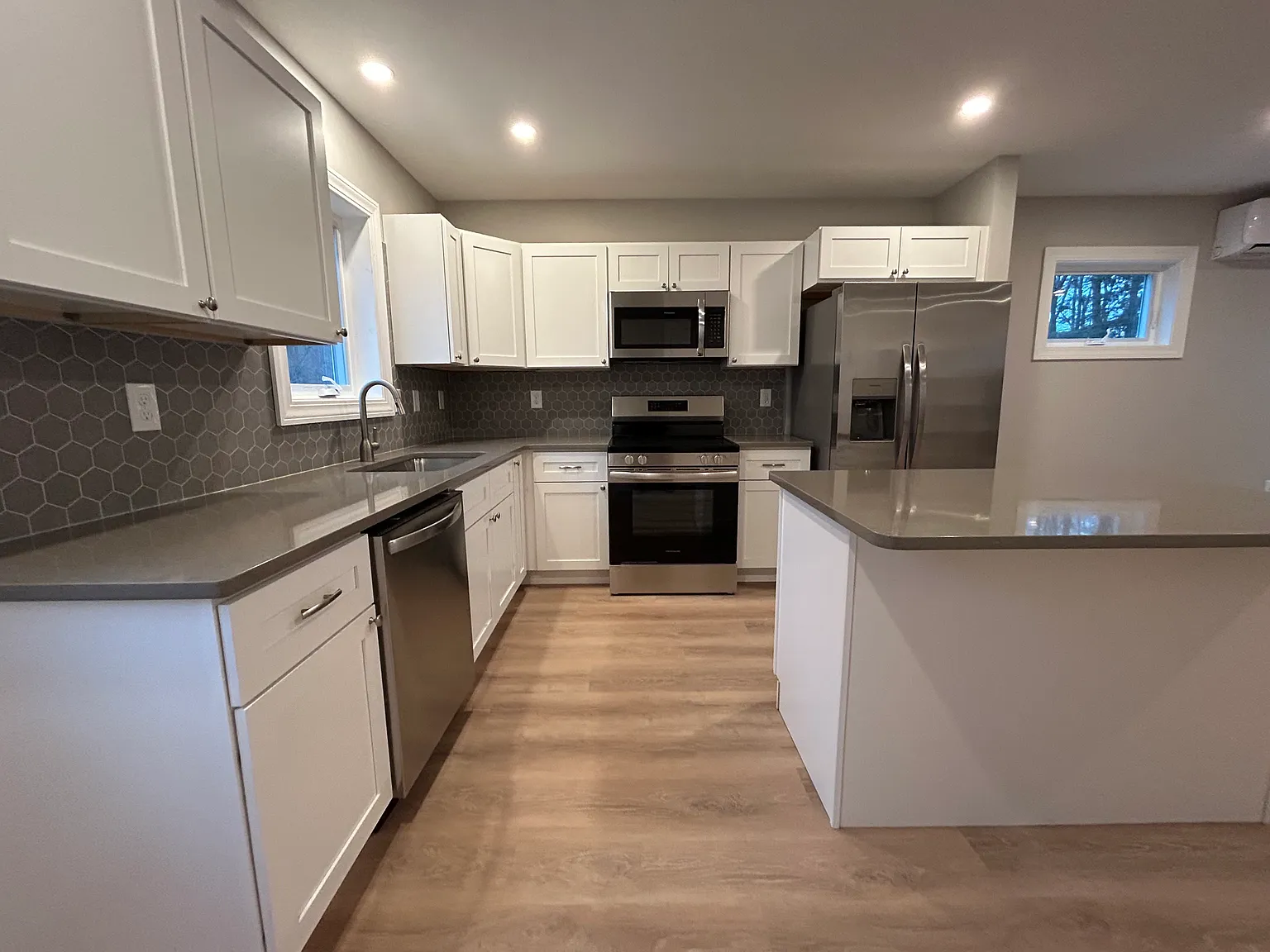 2 bed, 1.5 bath, 1000 sqft, $2,100 — Photo 2