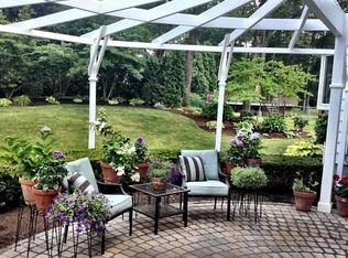 243 Meadowlark Dr, Longmeadow, MA 01106