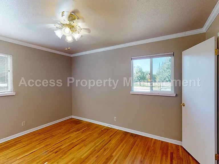 1002 Phelps Ave — Photo 17