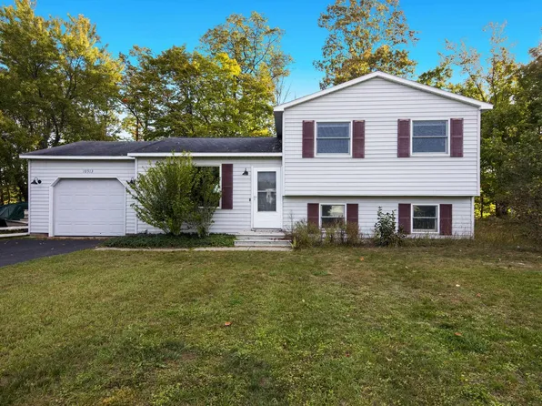 10513 S Walnut Dr, Traverse City, MI 49684