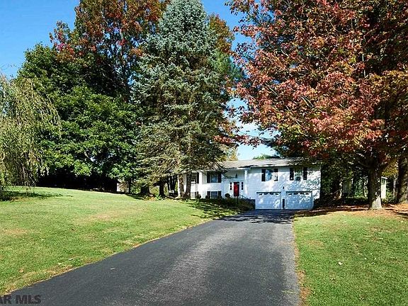 2nd image of 1627 Oxford Cir