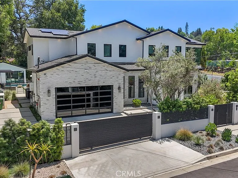 5050 Arundel Dr — Photo 1