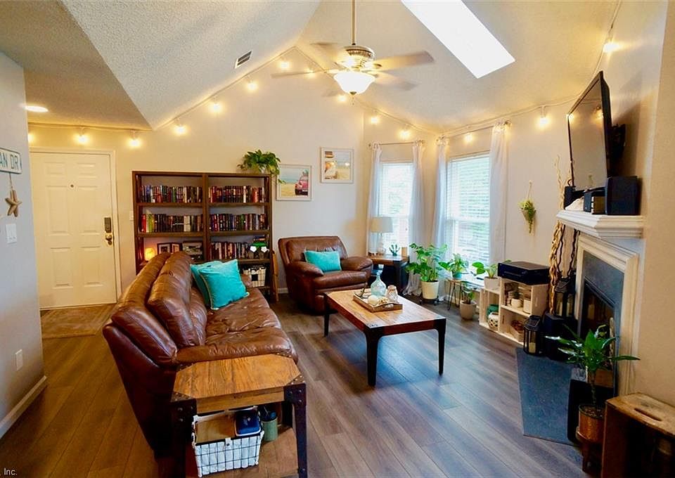 Beautiful new floors throughout this spacious, top-floor condo. 