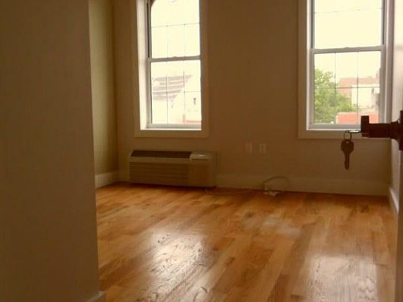 4th image of 176 Tompkins Ave